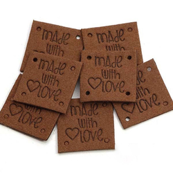 MADEWITHLOVE felirat - négyzet - 2,5x2,5 cm - csokoládébarna