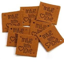 MADEWITHLOVE felirat - négyzet - 2,5x2,5 cm - rozsdabarna